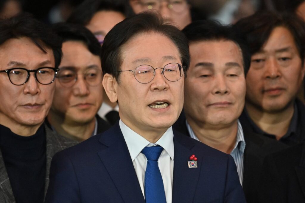 El líder del principal partido opositor de Corea del Sur, el Partido Democrático, Lee Jae-myung (centro), habla con los medios en la Asamblea Nacional en Seúl el 4 de diciembre de 2024, después de que el presidente de Corea del Sur, Yoon Suk Yeol, declarara la ley marcial.