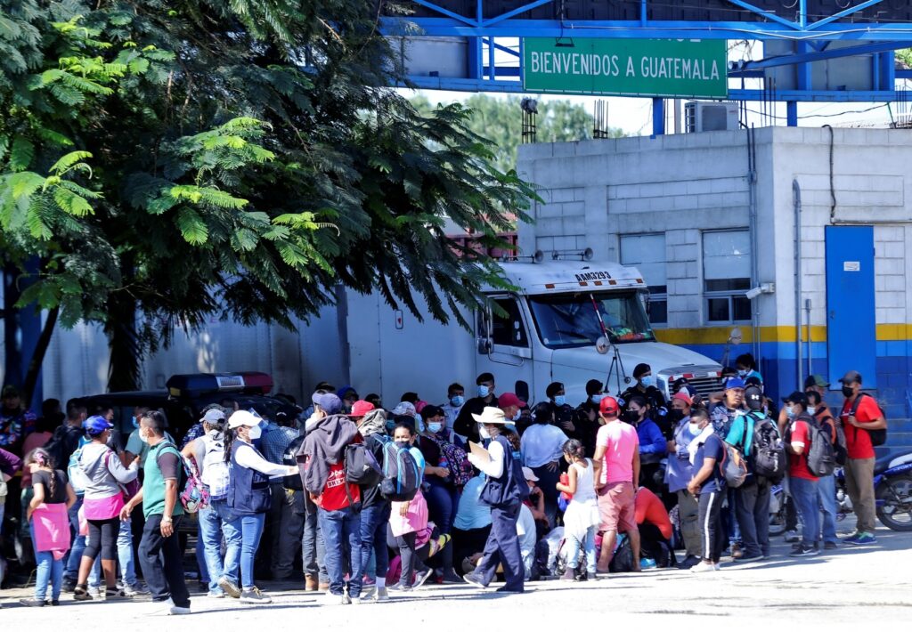 Una caravana de migrantes hondureños sale rumbo a EEUU pese a amenazas de Trump