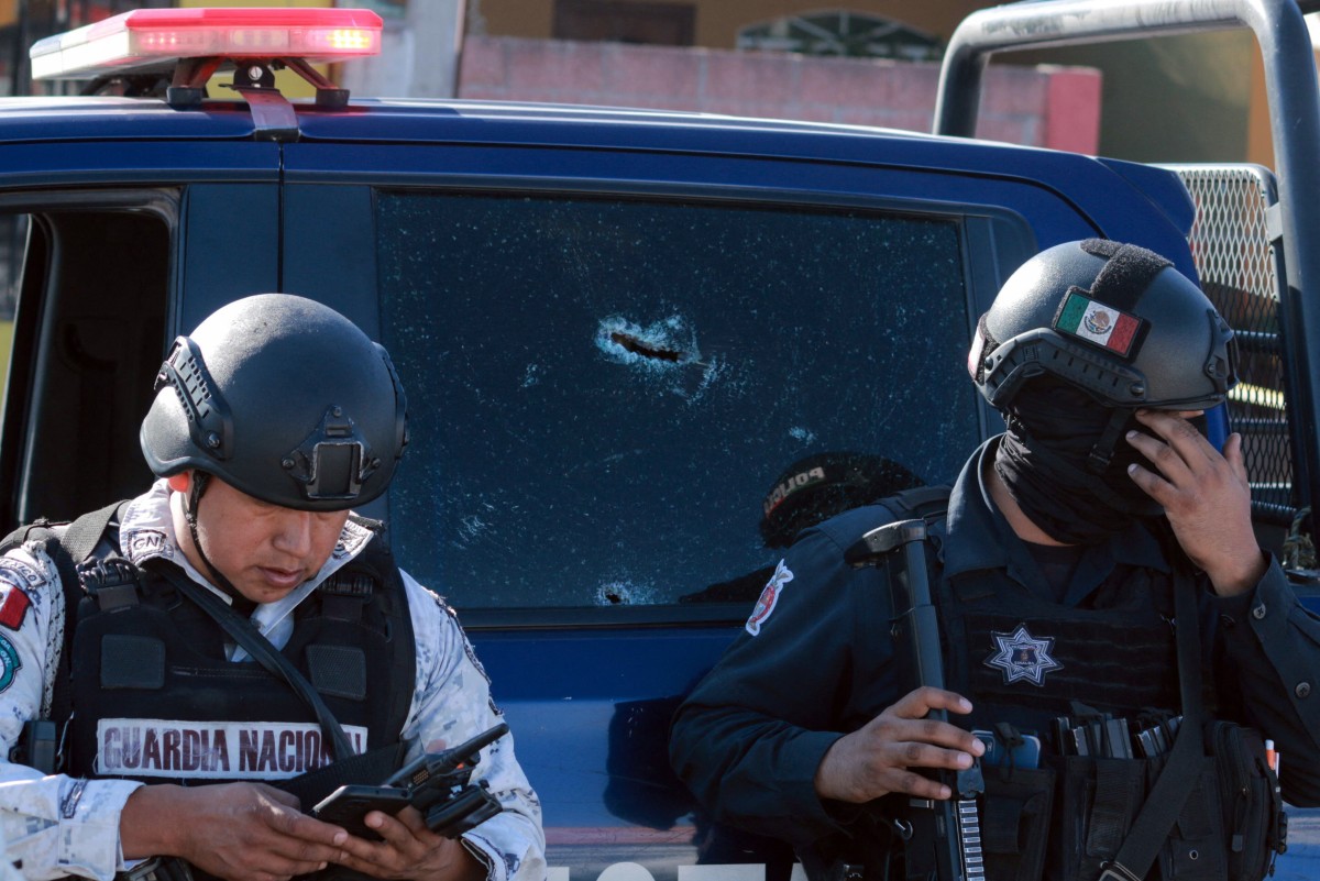 Un camión de la policía estatal presenta un impacto de bala tras una emboscada por parte de un grupo armado que viajaba en dos vehículos hacia la policía en Culiacán, Sinaloa, México, el 6 de diciembre de 2024.