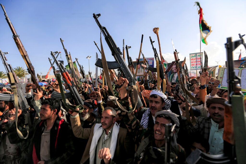 Los manifestantes corean consignas y levantan rifles de asalto durante una manifestación en denuncia a Israel y en solidaridad con los palestinos en la capital controlada por los hutíes, Saná, el 3 de enero de 2025. (Foto de Mohammed HUWAIS / AFP)