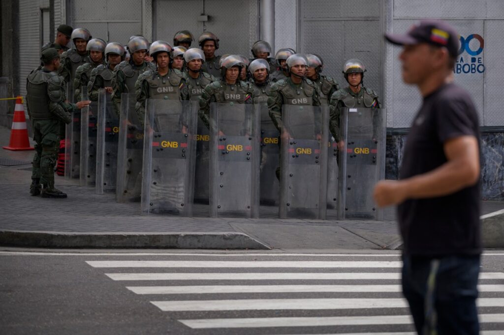 Miembros de la Guardia Nacional Bolivariana hacen guardia cerca del Palacio Federal Legislativo durante la instalaci&oacute;n del Parlamento Nacional para el per&iacute;odo legislativo 2025-2026 en Caracas el 5 de enero de 2025. - El parlamento de Venezuela, controlado por el partido gobernante, comienza su a&ntilde;o legislativo el 5 de enero, cinco d&iacute;as antes de que Nicol&aacute;s Maduro preste juramento como presidente para un tercer mandato en medio de acusaciones de fraude en su reelecci&oacute;n. (Foto por Gabriela Oraa / AFP)