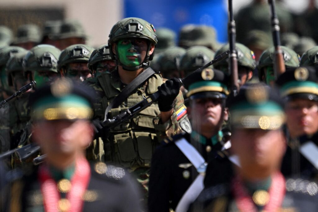 Maduro ordena ejercicios militares con 150.000 efectivos en Venezuela