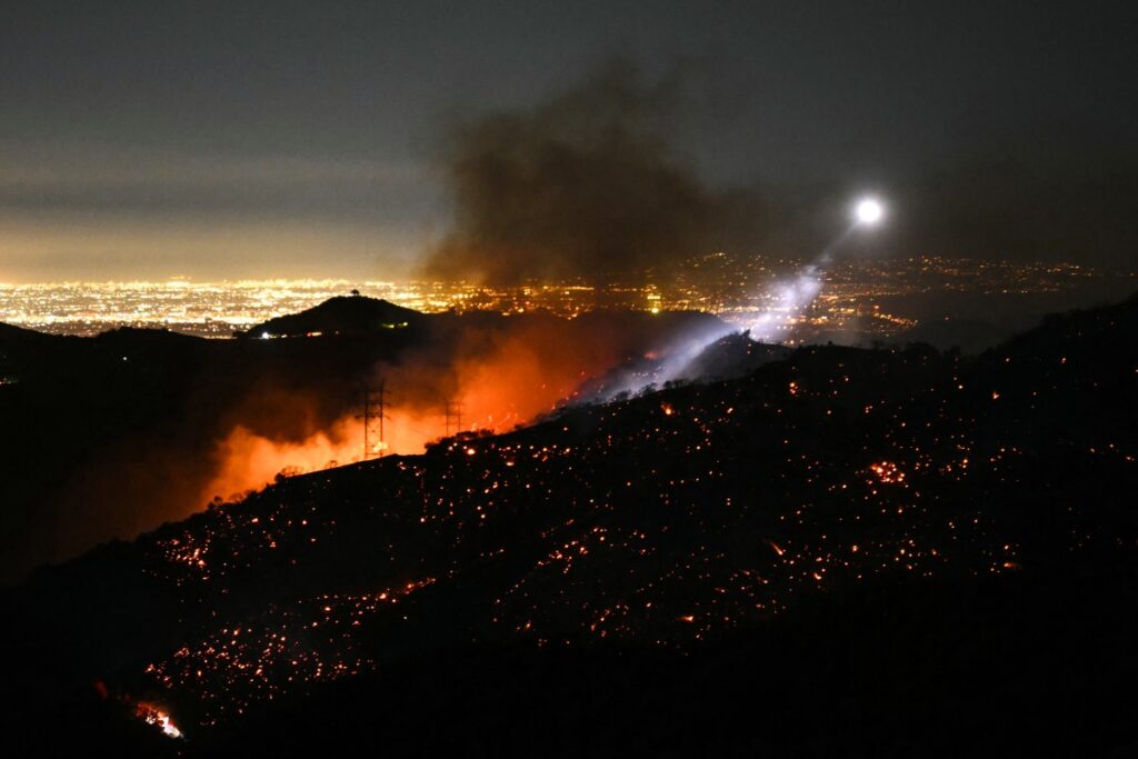 Sube a 24 cifra de muertos en incendios de Los Ángeles con vientos aún más peligrosos