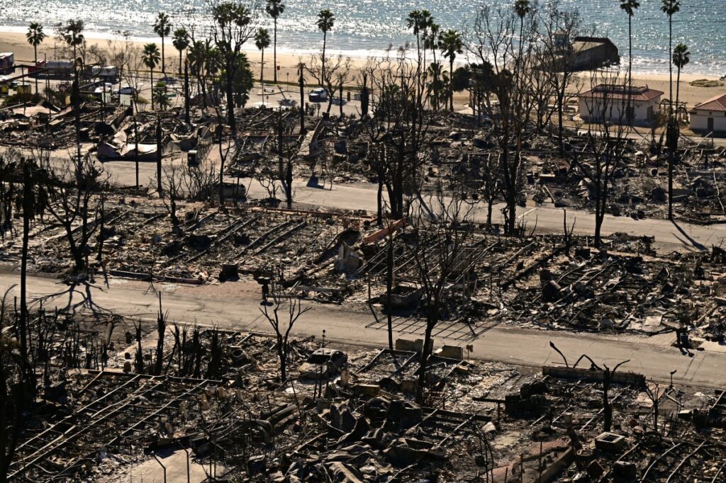 Los Angeles enfrenta peligro de nuevos incendios por fuertes vientos cálidos
