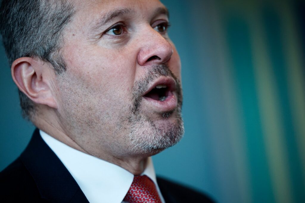 El Secretario General de la Organizaci&oacute;n Mar&iacute;tima Internacional (OMI), Arsenio Dom&iacute;nguez, pronuncia un discurso en la sede de la OMI, en Londres, el 14 de enero de 2025. (Foto de BENJAMIN CREMEL / AFP)