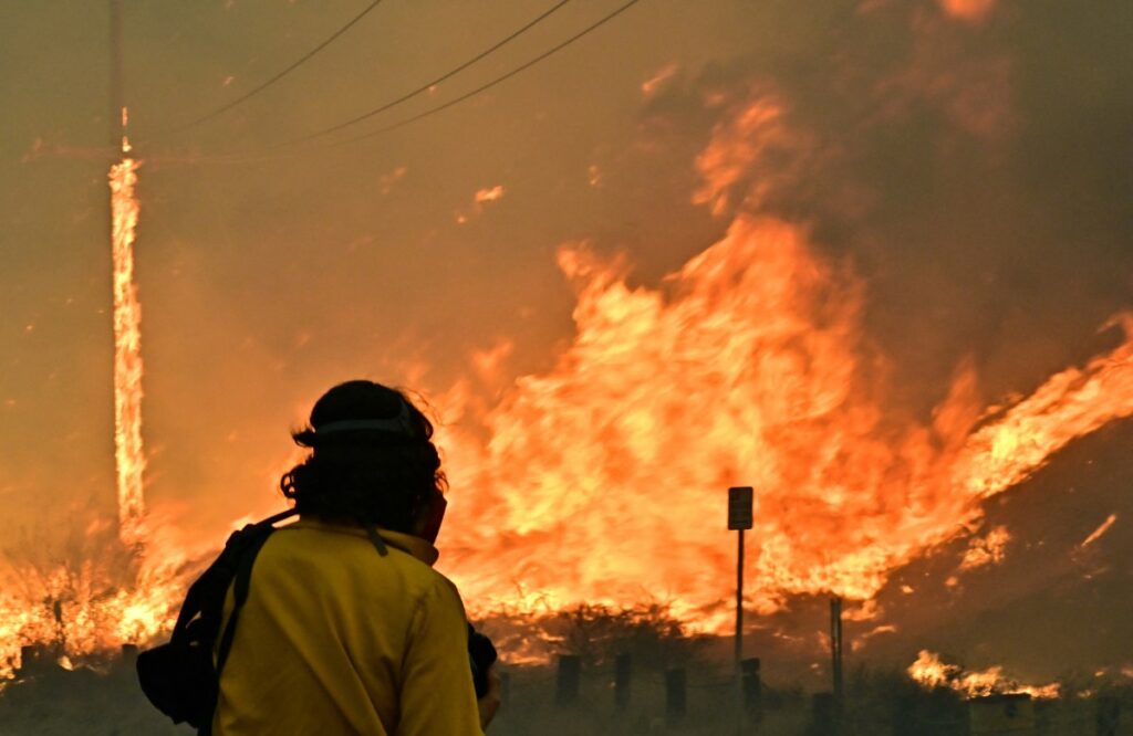Otro incendio azota a Los Ángeles y causa evacuaciones masivas