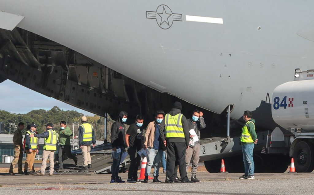 La fotografía difundida por el Instituto Guatemalteco de Migración muestra a migrantes guatemaltecos descendiendo de un avión militar estadounidense luego de ser deportados de Estados Unidos en la Base Aérea de Guatemala en la Ciudad de Guatemala el 24 de enero de 2025.