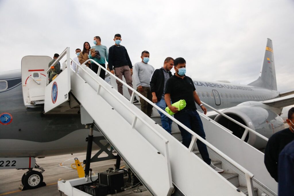Colombianos deportados por EE. UU. llegan a Bogotá tras crisis con Trump