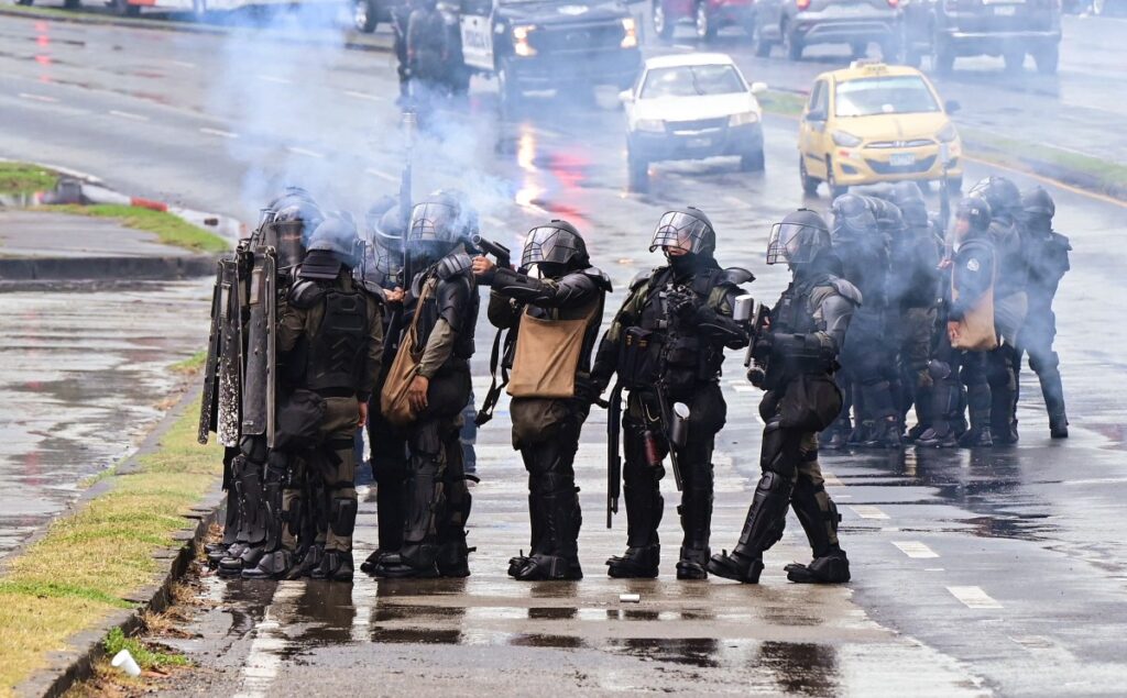 Agentes de la polic&iacute;a antidisturbios lanzan gases lacrim&oacute;genos contra los manifestantes durante una protesta contra la visita del secretario de Estado de Estados Unidos, Marco Rubio, en la ciudad de Panam&aacute;, el 31 de enero de 2025. (Foto de MARTIN BERNETTI / AFP)