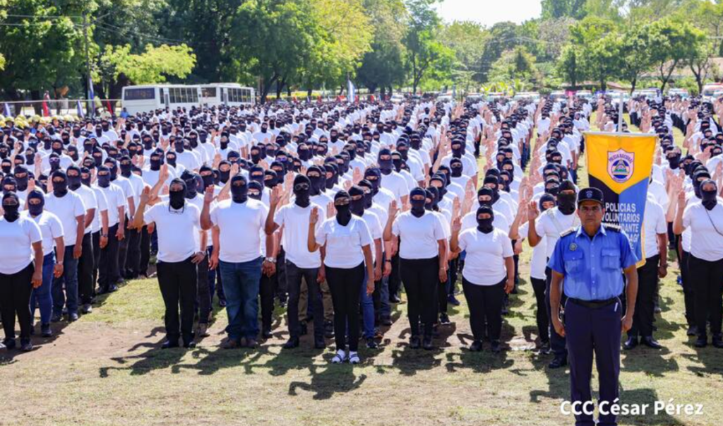 Ortega manda a juramentar al cuarto bloque de paramilitares; lleva más de 7,540 encapuchados