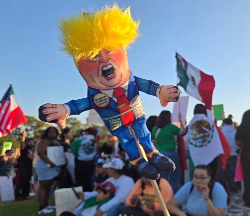 «No nos vamos»: Latinos protestan contra deportaciones de Trump