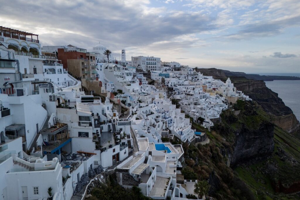 Más de 7.000 personas abandonan isla griega de Santorini debido a actividad sísmica sin precedentes