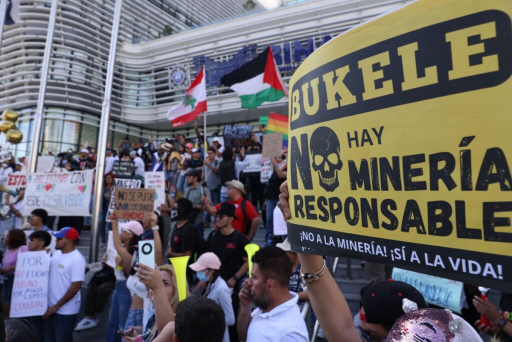 Ambientalistas denuncian «persecución» en El Salvador por rechazar planes mineros de Bukele