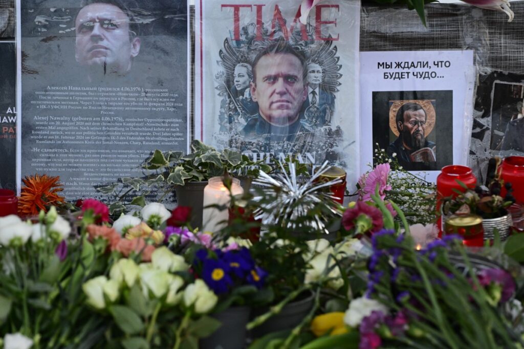 Más de un millar de personas ante la tumba del opositor Navalni en Rusia por aniversario de su muerte