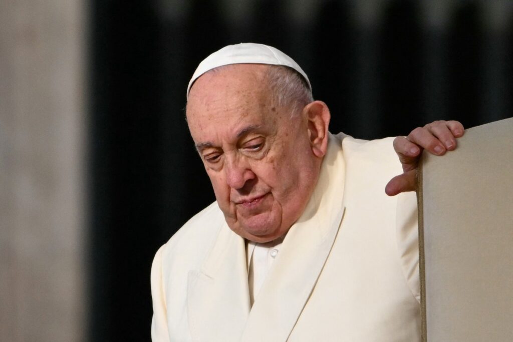 El papa Francisco, hospitalizado por una neumonía, respira sin asistencia