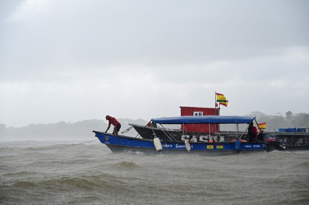 Bote con 21 personas, la mayoría migrantes de Venezuela, naufraga en Panamá