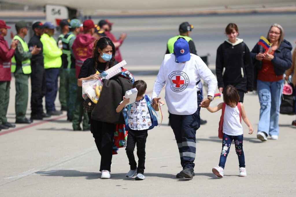 Venezuela repatría a 242 migrantes desde México, incluidos mujeres y niños