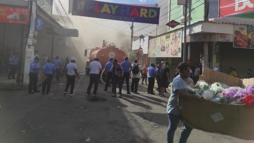 Incendio destruye tienda en el Mercado Oriental de Managua