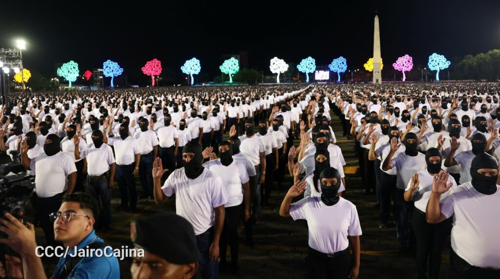Codictadores de Nicaragua juramentan a 30,000 «policías voluntarios» encapuchados