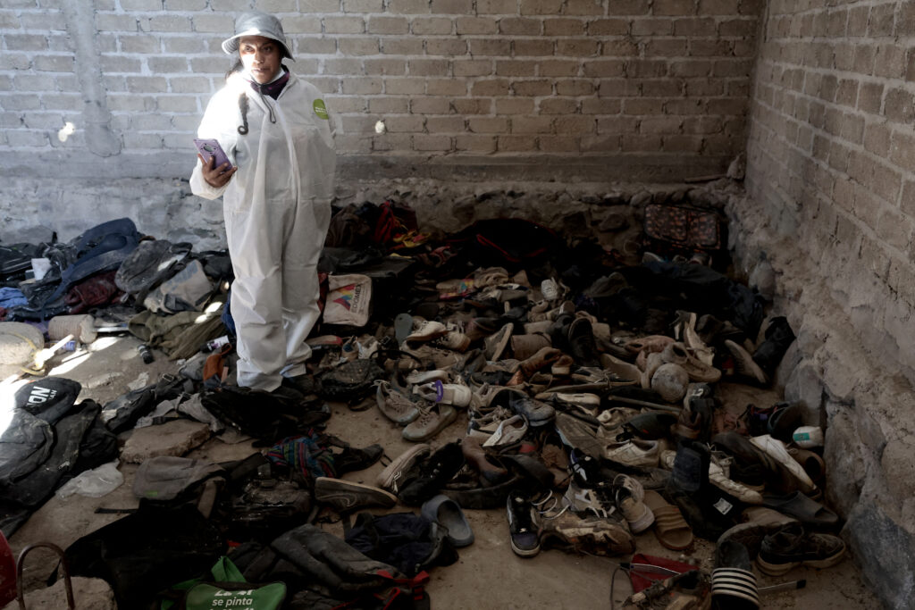 Hallan fosa común en México con 400 pares de zapatos y restos calcinados de posibles migrantes desaparecidos