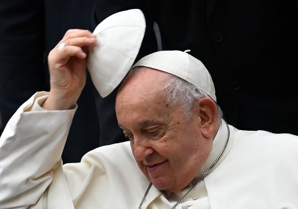El papa, convaleciente, aparece por sorpresa en la plaza de San Pedro