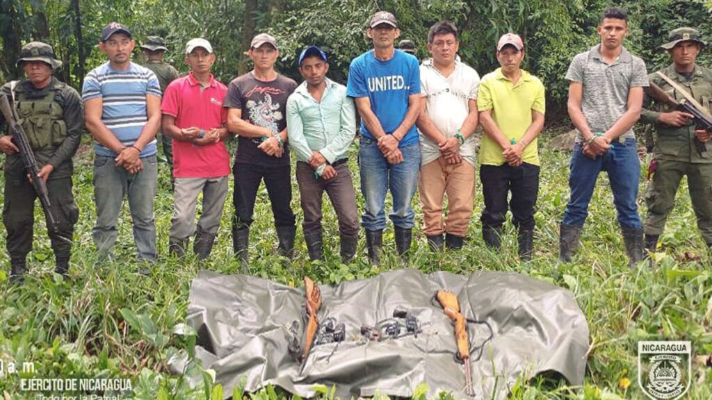 Ejército de Nicaragua detiene a ocho invasores en Bosawás, pero evita vincularlos con las masacres denunciadas por indígenas