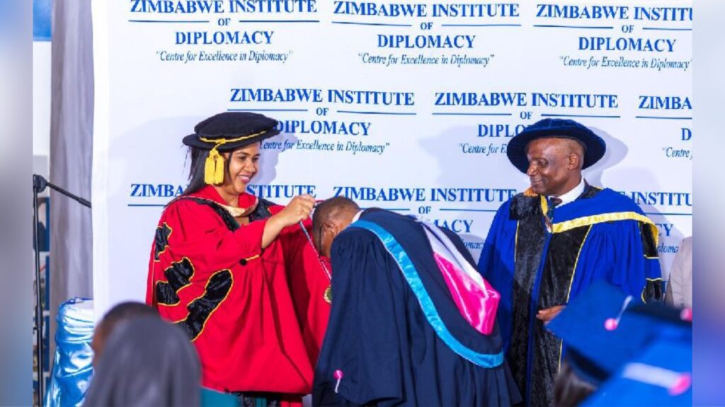 Embajadora de la «antidiplomacia» sandinista asiste a una graduación de diplomáticos en Zimbabue