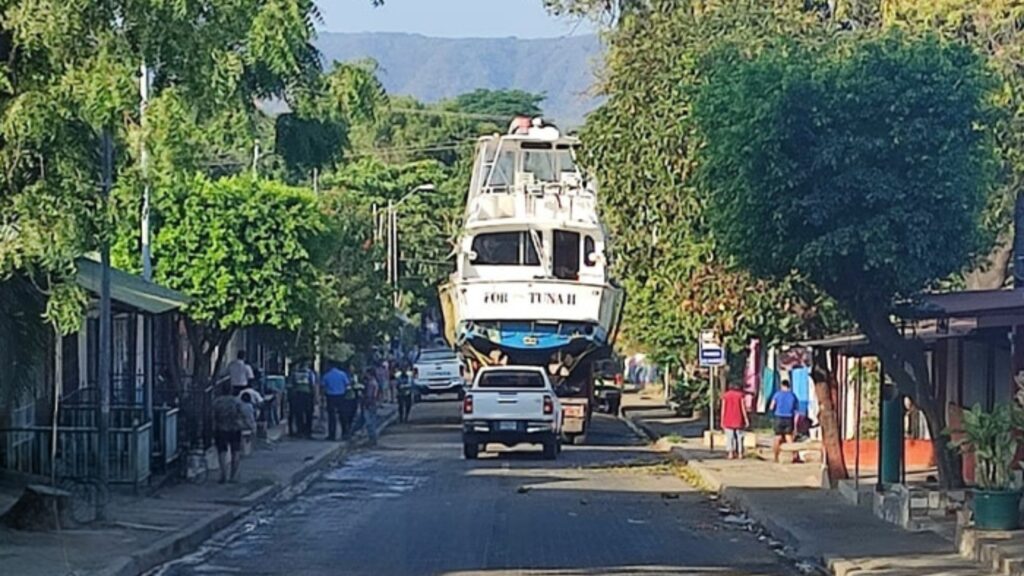 Traslado de yate de lujo, custodiado por policías, genera caos vial y sospechas sobre sus propietarios