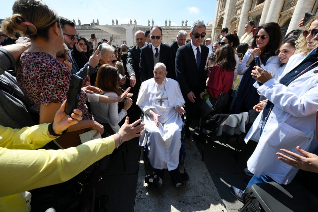 El papa realiza una visita sorpresa a la Basílica de San Pedro, después de reunirse con Carlos III