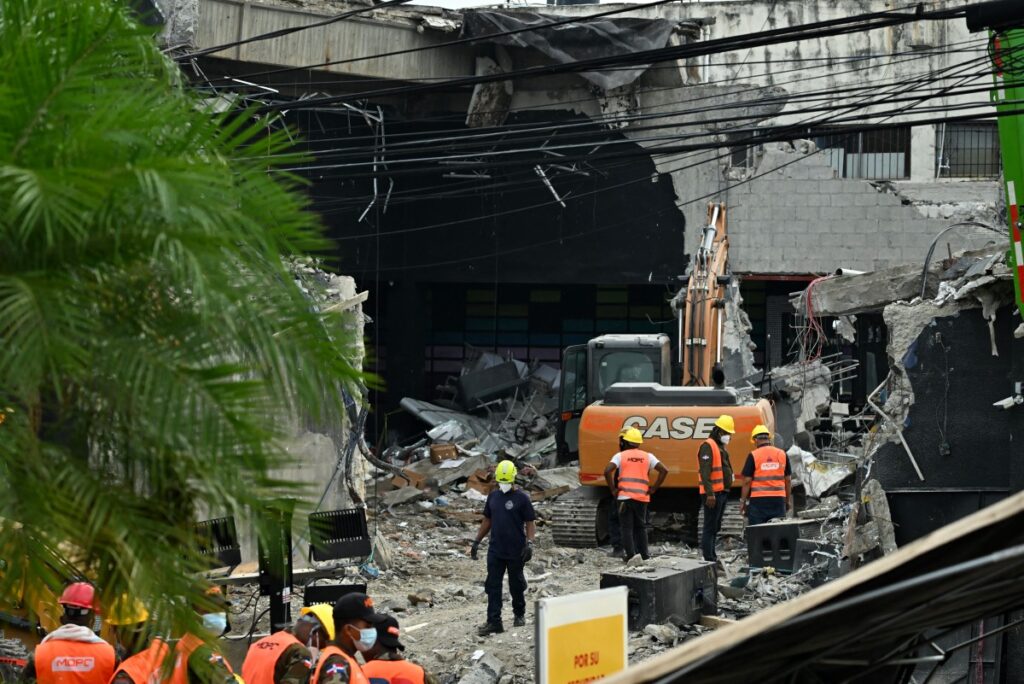Familia pide acusar por homicidio a responsables de disco dominicana siniestrada
