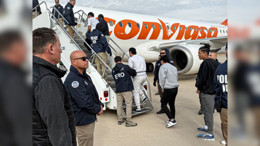 Corte Suprema de EEUU suspende la deportación de venezolanos desde Texas