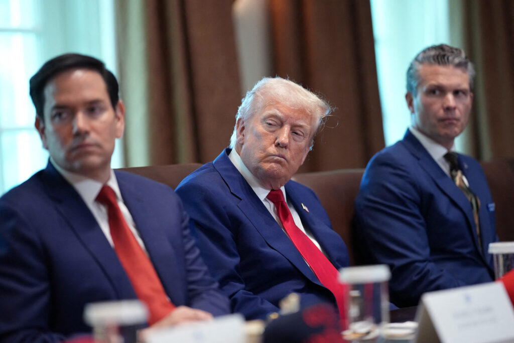 Trump dice que no busca tercer mandato presidencial sino cumplir «cuatro grandes años»
