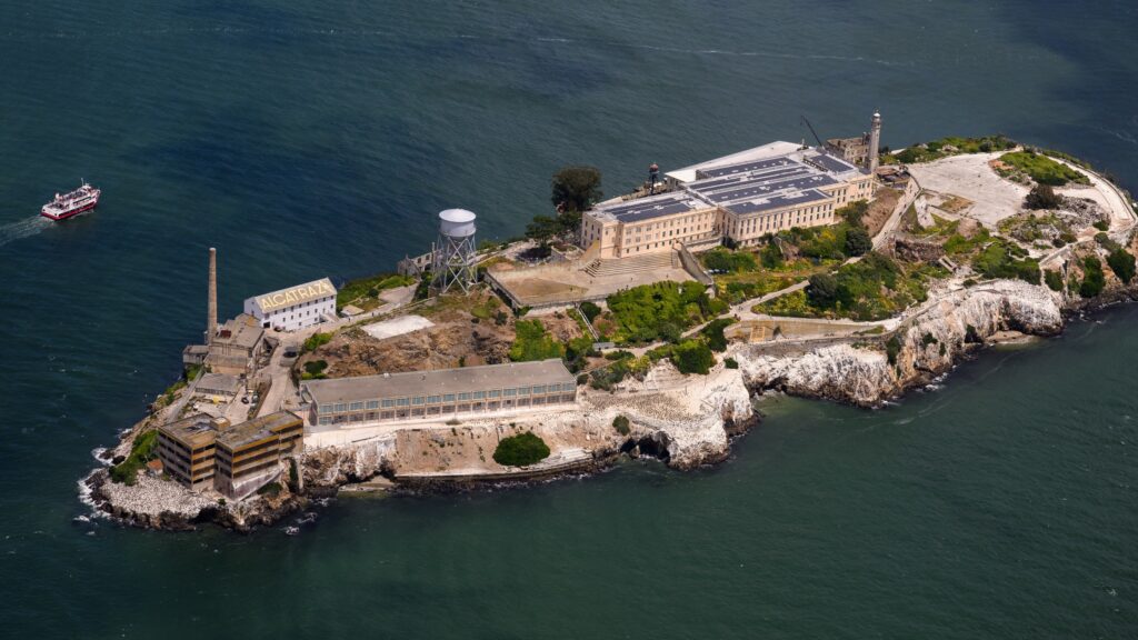 Trump ordena reabrir Alcatraz para encerrar a «delincuentes violentos y despiadados»: símbolo de su nueva cruzada por «ley y orden»