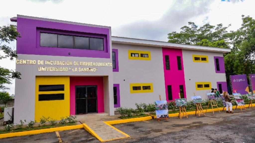 Ramona Rodríguez reaparece como directora de un centro de «incubación de emprendimiento», sin definición legal, tras su caída del sistema universitario
