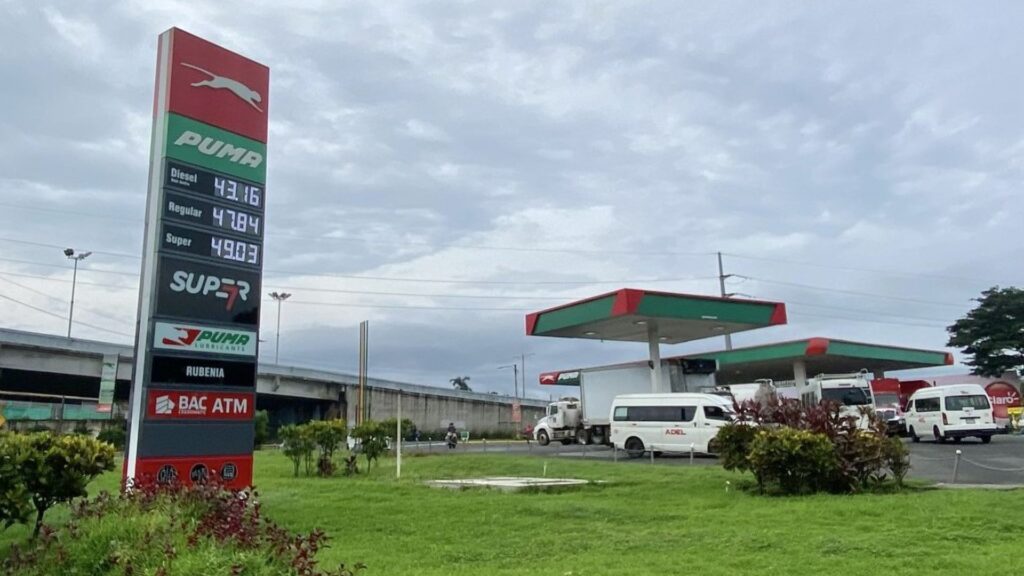 La dictadura congela los precios del combustible pese a nueva baja internacional y le roba el ahorro a los consumidores