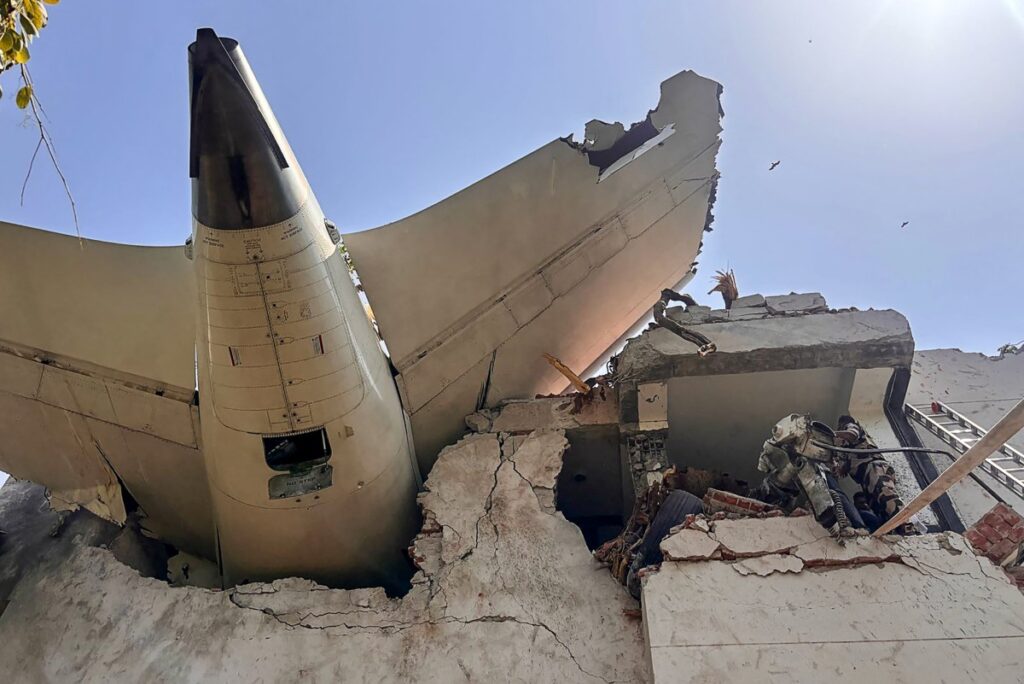 Un avión con 242 personas a bordo se estrella contra un edificio en India