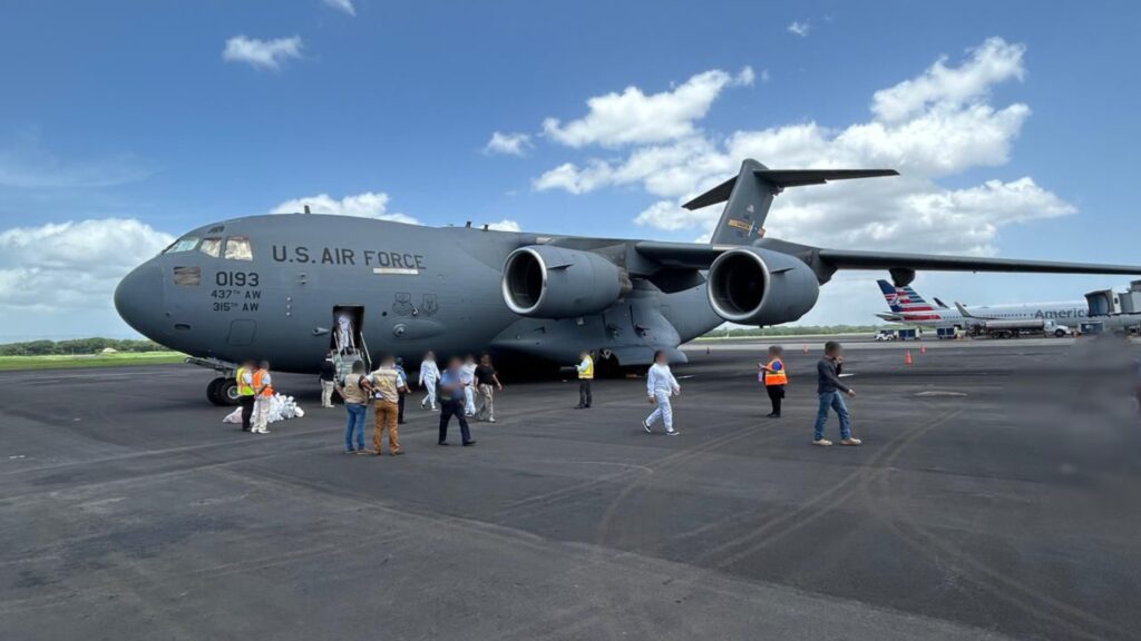 Llega a Managua el primer avión militar con nicaragüenses deportados de Estados Unidos
