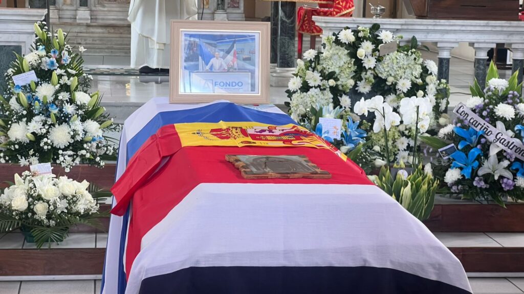Tres banderas cobijaron a Roberto Samcam en su funeral: Nicaragua, España y Costa Rica