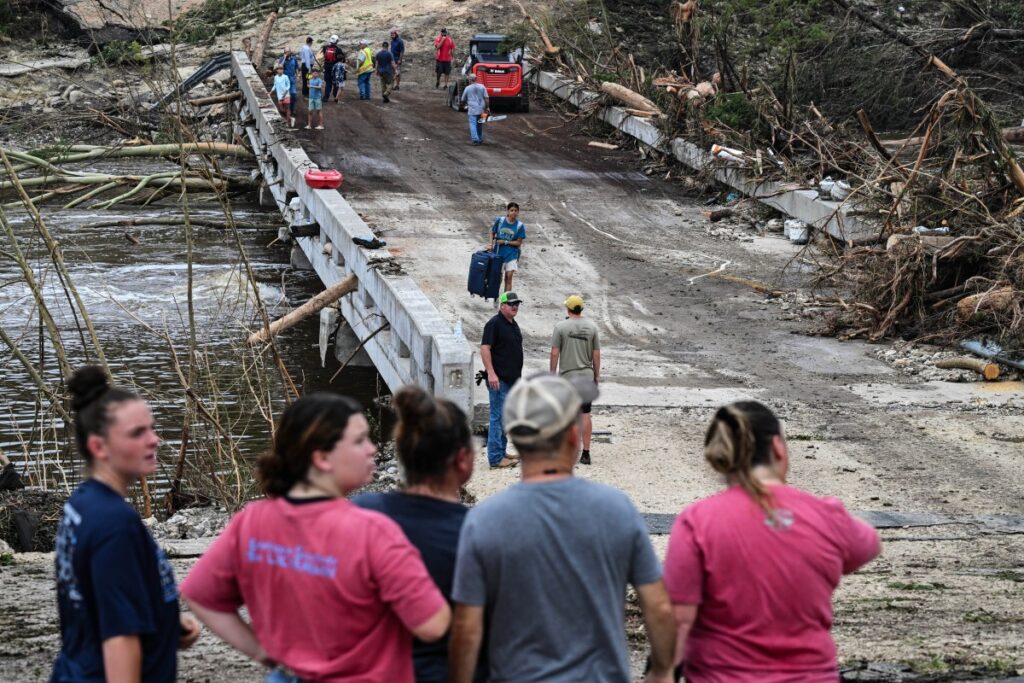 Intensa búsqueda de niñas desaparecidas en Texas tras inundaciones que dejan 50 muertos