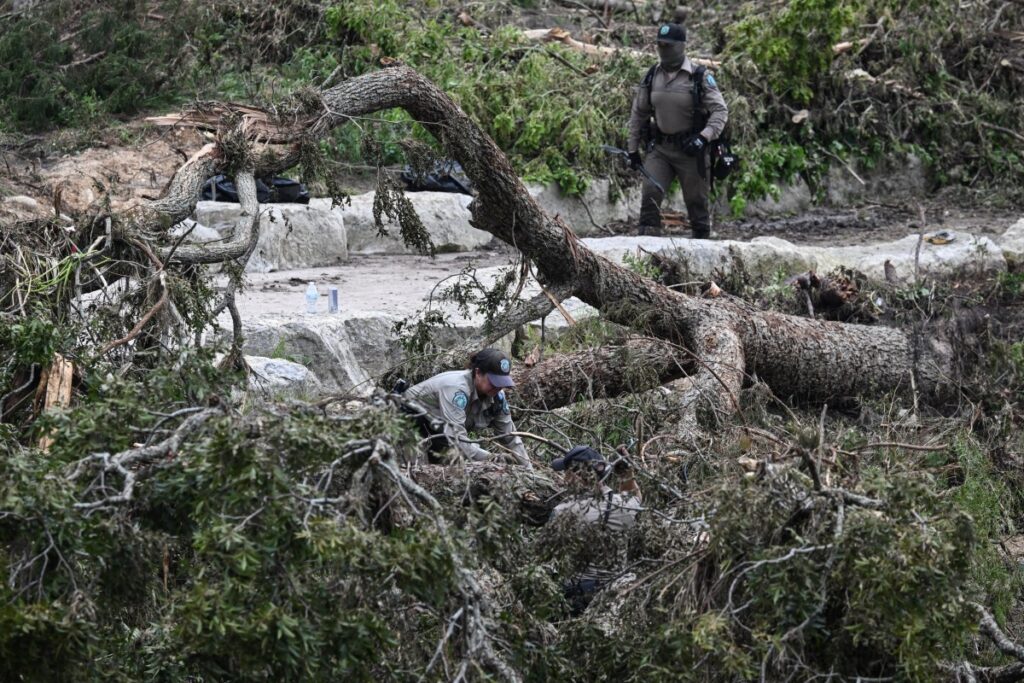 Inundaciones en Texas dejan más de 100 muertos, búsquedas continúan