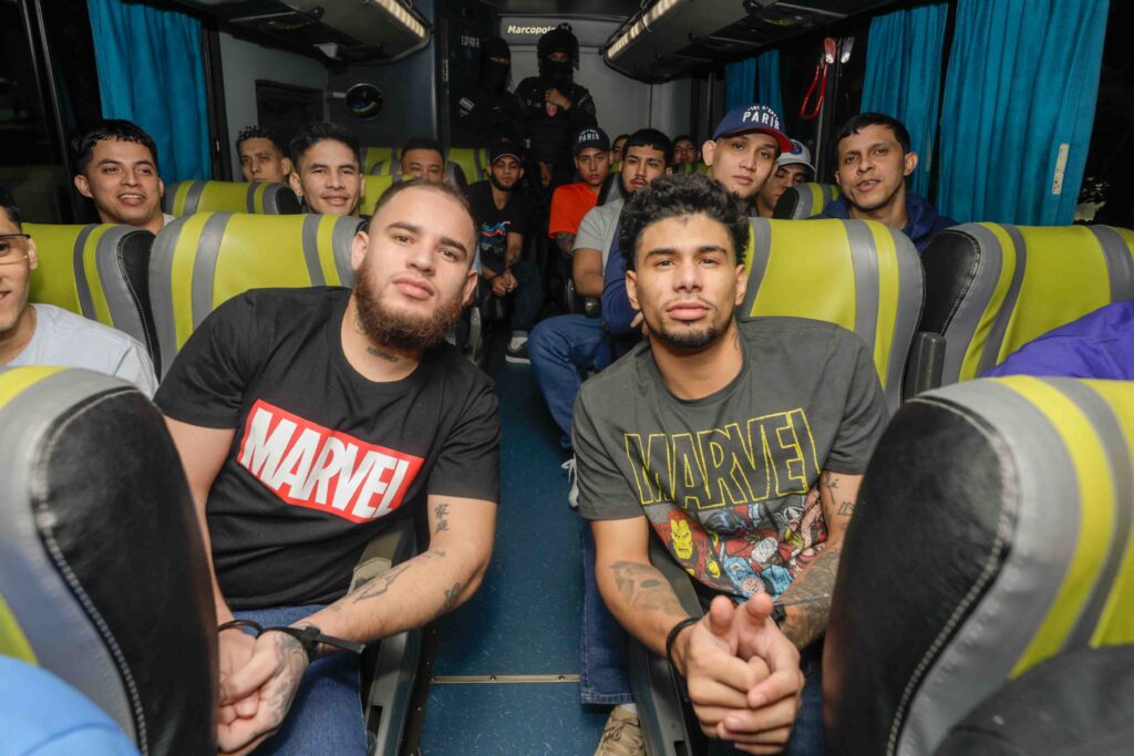 Bukele libera a migrantes venezolanos encarcelados en El Salvador como parte de un canje de presos políticos
