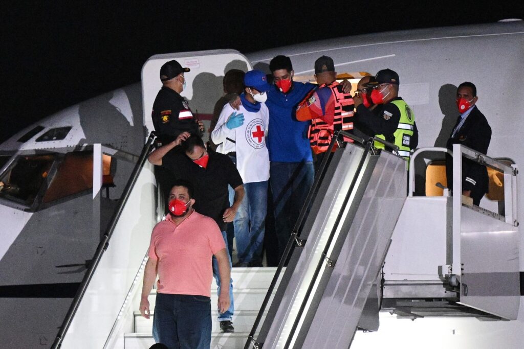 Llegan a Venezuela migrantes liberados de megacárcel salvadoreña tras canje con EE. UU.