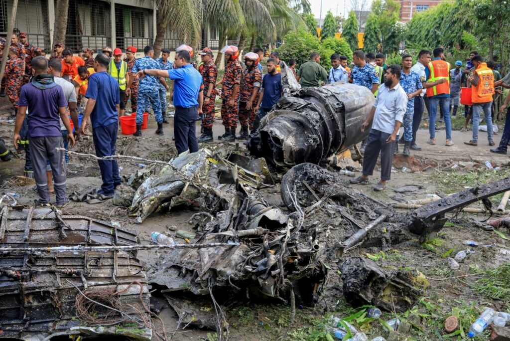 Al menos 20 muertos al estrellarse un avión militar contra una escuela en Bangladés