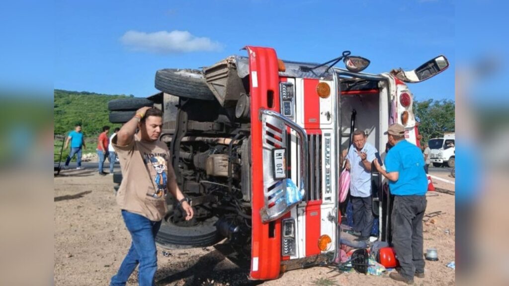 Otro bus obsoleto se vuelca en Matagalpa: Accidente deja 15 personas lesionadas