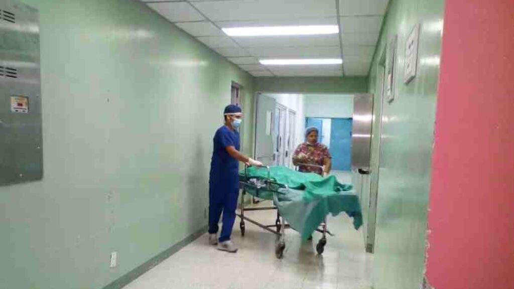 Enfermera del hospital La Mascota muere en el baño durante su turno nocturno