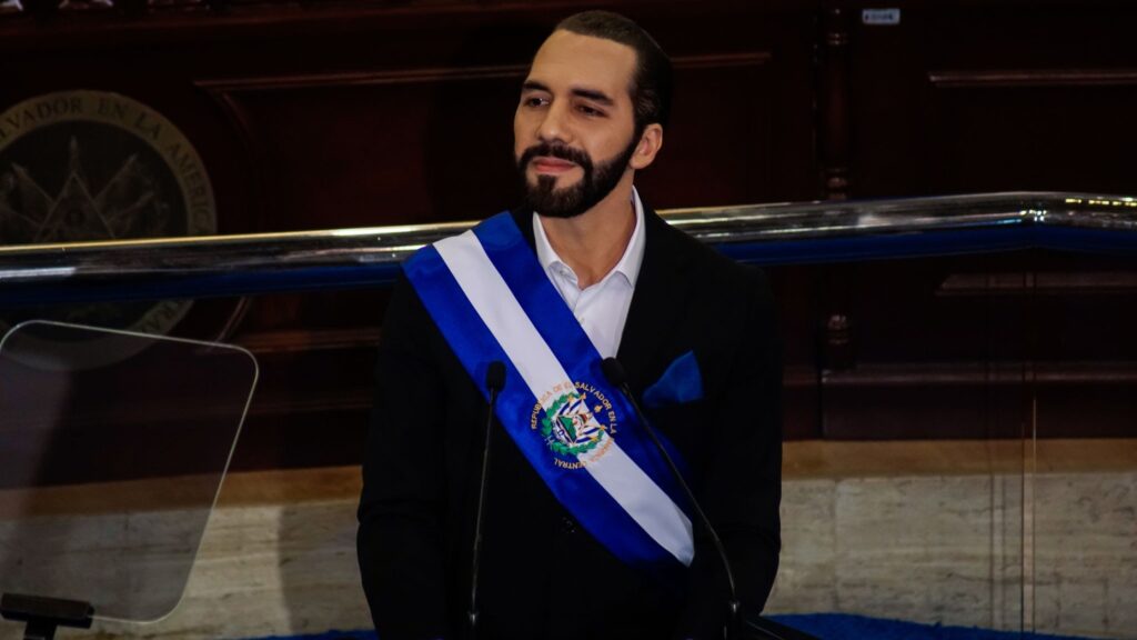 Bukele va por la reelección indefinida en El Salvador. Replica el modelo autoritario de Ortega en Nicaragua
