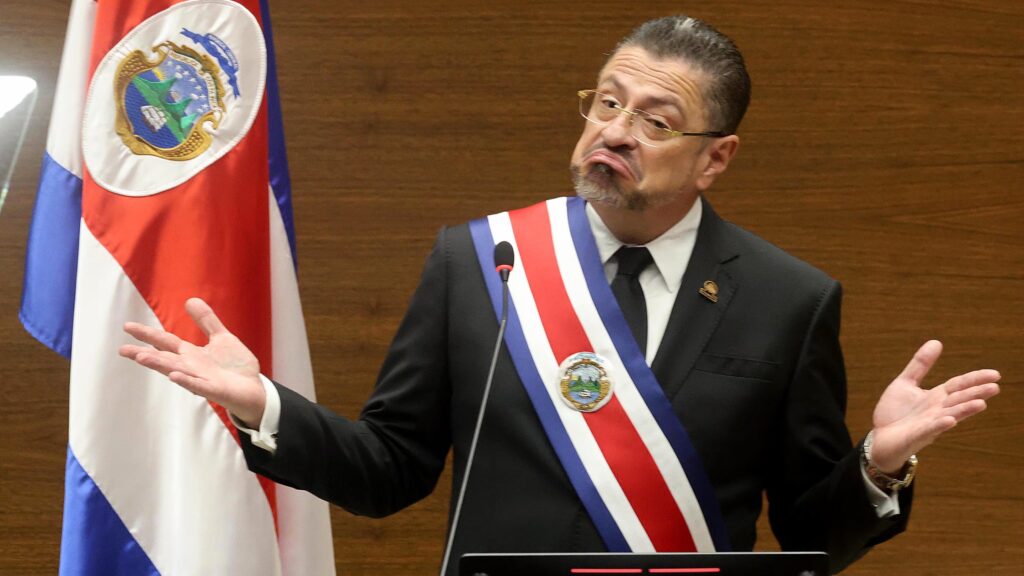 Oficialismo costarricense va tras una reforma a la Constitución para permitir la reelección presidencial continua
