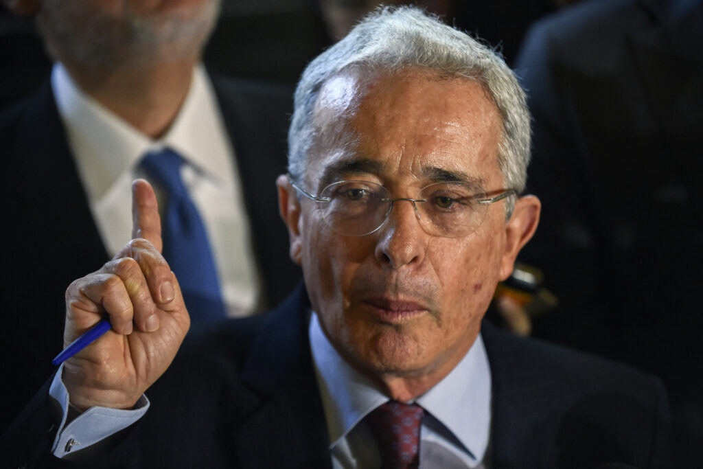 Álvaro Uribe fue puesto en libertad por un tribunal de Colombia, mientras apela condena
