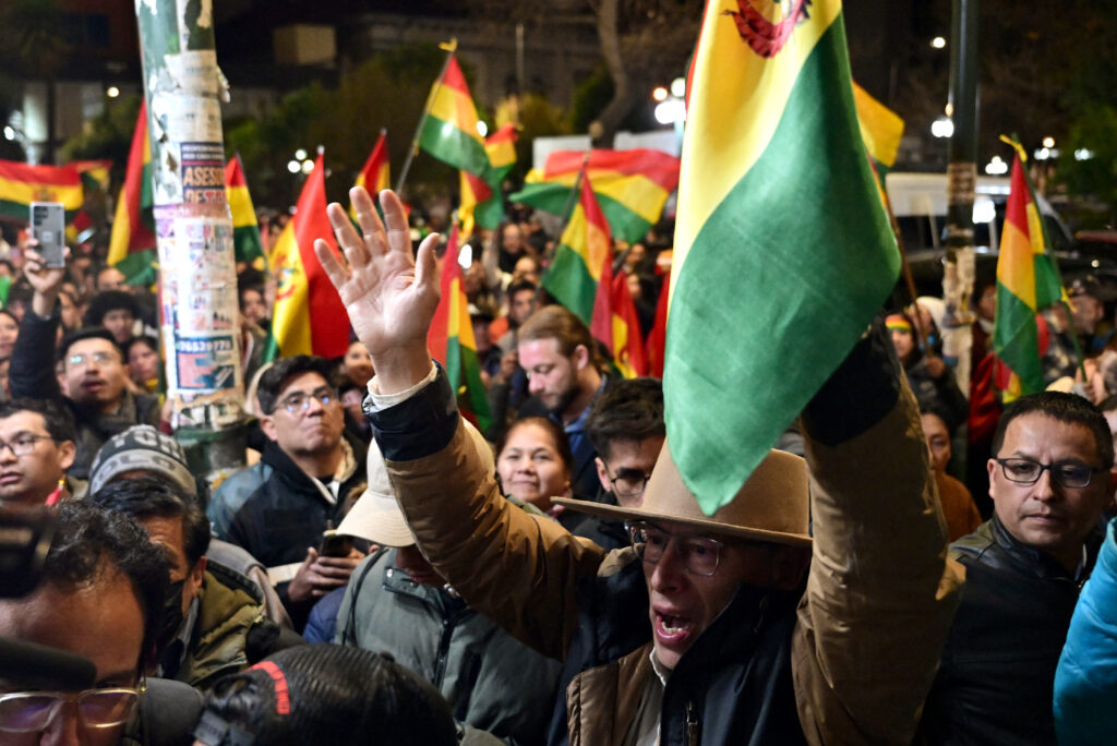 Bolivia le da un revés histórico al oficialismo de izquierda y va a segunda vuelta con dos candidatos de derecha