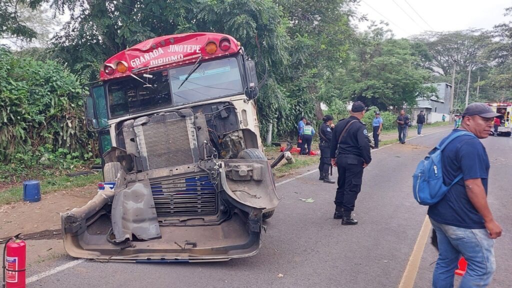 Accidente de tránsito deja dos muertos y más de 20 heridos